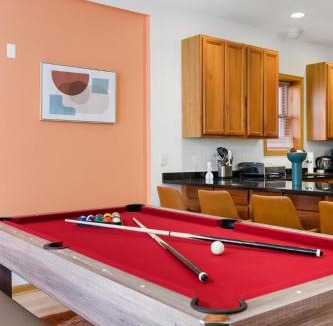 Wicker Park Apartment | Designer Apt Billiards Private Patio 1 Parking