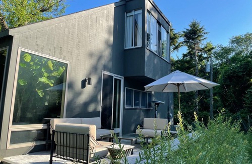Water Mill House | Designer bungalow on a pond in Water Mill