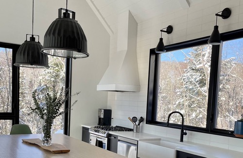 La Conception Cabin | Designer cabin perched above valley, boasts stunning panoramic views.