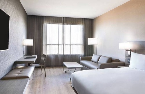 Portland Hotel | Designer Chic Waterfront Room Perfect for Outdoor Enthusiasts & Couples
