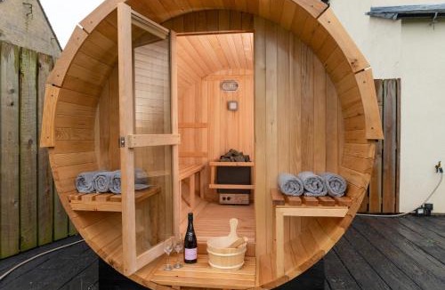 Leighterton House | Designer Cotswold post house with external sauna