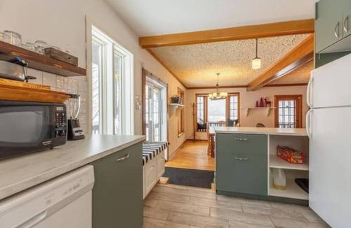 Chertsey Cottage | Designer Cottage with Hot Tub on Lake Paré