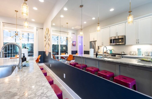 Hadley - Washington Condo | Designer Dolly Townhome - Perfect for Groups & Girls` Trips