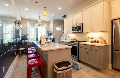 Hadley - Washington Condo | Designer Dolly Townhome - Perfect for Groups & Girls` Trips