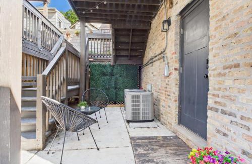 West Town Apartment | Designer Hideaway Private Patio near Wicker Park