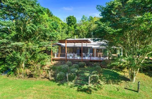 Mapleton House | Designer Hinterland Escape with Breathtaking Views