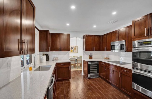 Imperial Point House | Designer Home - Private Pool & BBQ - 1.5mi to Beach