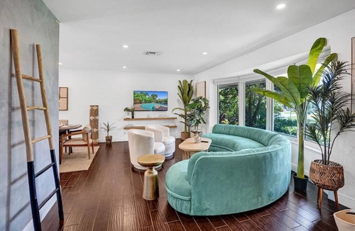 Imperial Point House | Designer Home - Private Pool & BBQ - 1.5mi to Beach