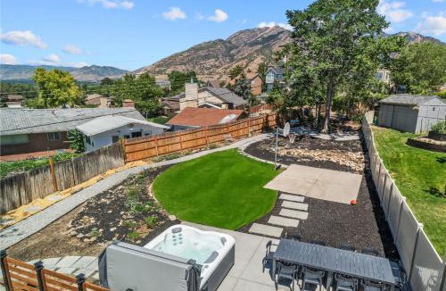 Cottonwood Heights House | Designer home 20 mins to Skiing & SLC Downtown