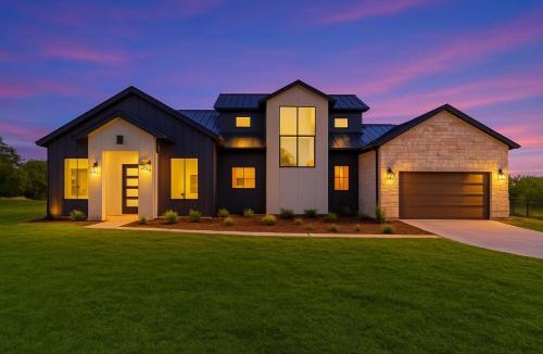 Driftwood House | Designer Home with Hot Tub BBQ & Hill Views