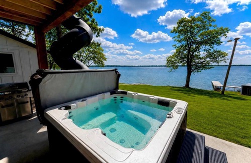 Dent Cabin | Designer Lake Cabin - PickleBall, HotTub, Slide, Sandy Shore, Ice Baths, Biking