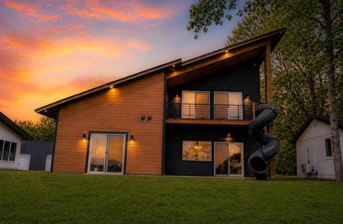 Dent Cabin | Designer Lake Cabin - PickleBall, HotTub, Slide, Sandy Shore, Ice Baths, Biking