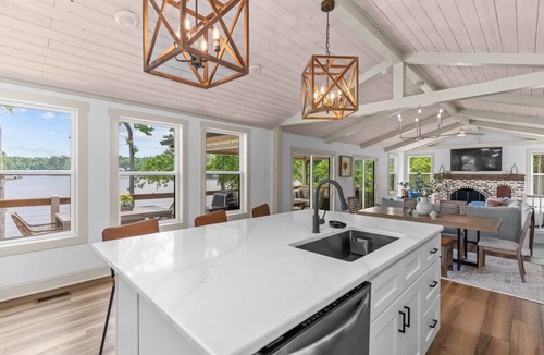 Hardwick House | Designer Lake Home|Games|FirePit|Dock|Kayaks