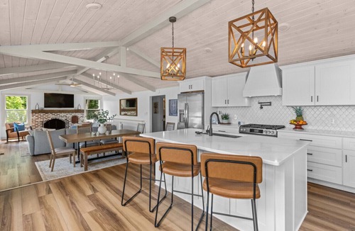 Hardwick House | Designer Lake Home|Games|FirePit|Dock|Kayaks