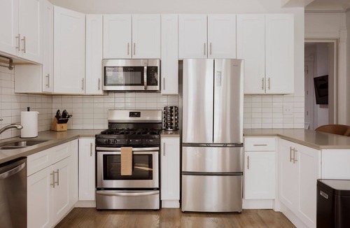 Rush and Division Apartment | Designer Loft 2E | Heart of Gold Coast/River North