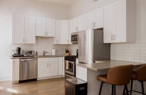 Rush and Division Apartment | Designer Loft 2E | Heart of Gold Coast/River North