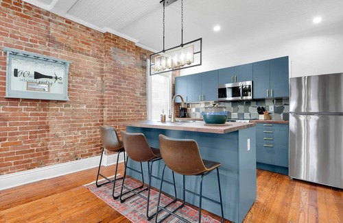 Wellsville Apartment | Designer Loft— 40 Min to FIFA World Cup KC | Sleeps 7