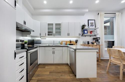Trinity - Bellwoods House | Designer Loft on Queen W 10ft ceilings, parking