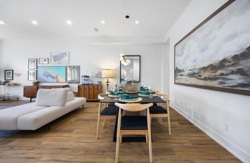 Trinity - Bellwoods House | Designer Loft on Queen W 10ft ceilings, parking
