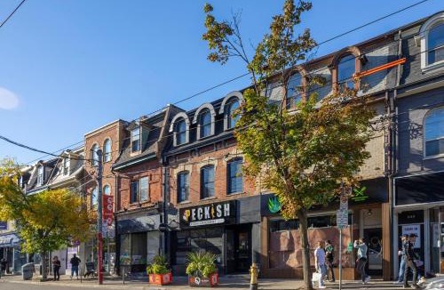 Trinity - Bellwoods House | Designer Loft on Queen W 10ft ceilings, parking