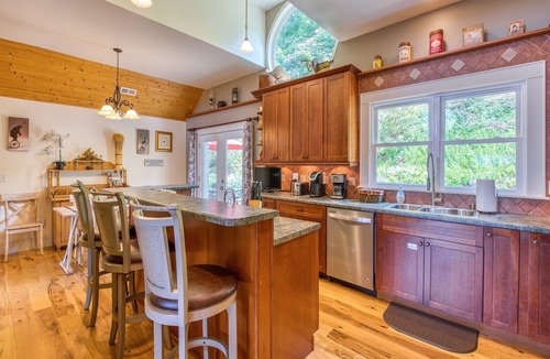 Waynesville House | Designer Luxury Getaway | 1-Level | Stunning Views | 0.7 Mi to Main St | FirePit
