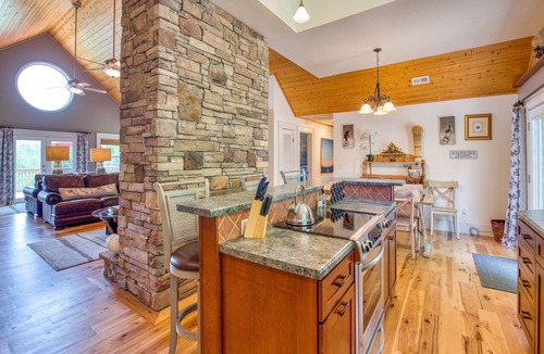 Waynesville House | Designer Luxury Getaway | 1-Level | Stunning Views | 0.7 Mi to Main St | FirePit