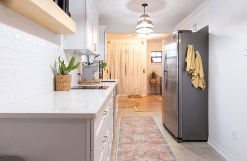 Flour Bluff House | Designer Oasis: King Bed | Tranquil Backyard