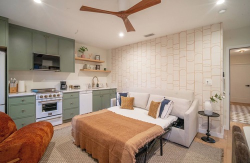 Sherman Oaks House | Designer private guest home near Universal Studios