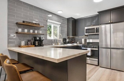 Rancho Cordova House | Designer Remodel * 4B2B * King Beds * 65" TV