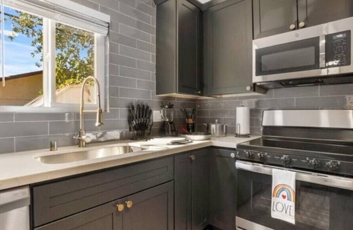 Rancho Cordova House | Designer Remodel * 4B2B * King Beds * 65" TV