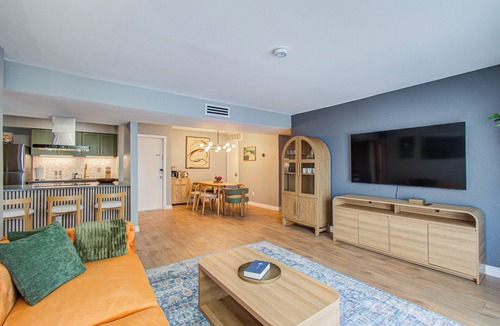 South Main Condo | Designer Renovated 2BR Walk to NRG in 7 Min
