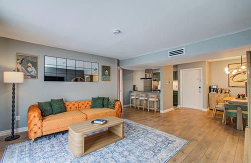 South Main Condo | Designer Renovated 2BR Walk to NRG in 7 Min