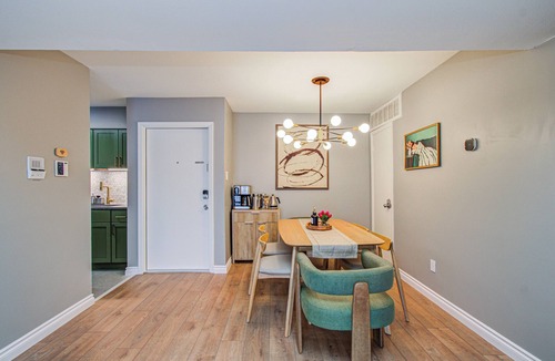 South Main Condo | Designer Renovated 2BR Walk to NRG in 7 Min