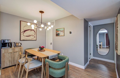 South Main Condo | Designer Renovated 2BR Walk to NRG in 7 Min