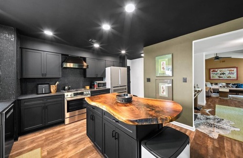 Alpharetta House | Designer Retreat Mins to Avalon & Downtown Alpharetta Fire Pit Fenced Yard