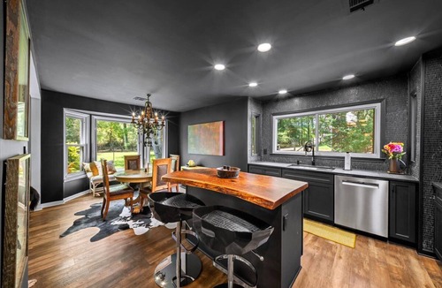 Alpharetta House | Designer Retreat Mins to Avalon & Downtown Alpharetta Fire Pit Fenced Yard