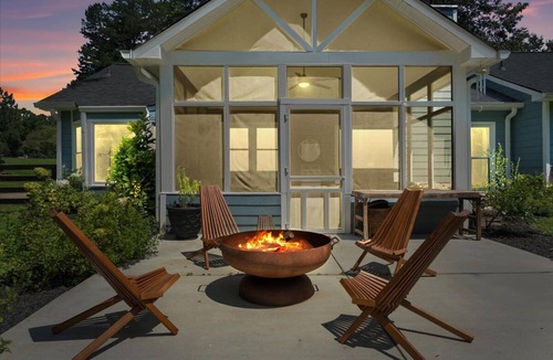 Alpharetta House | Designer Retreat Mins to Avalon & Downtown Alpharetta Fire Pit Fenced Yard