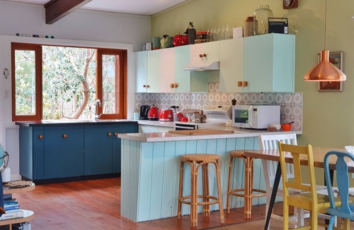 Lake Tabourie House | Designer Retro Beach Shack on the lakefront