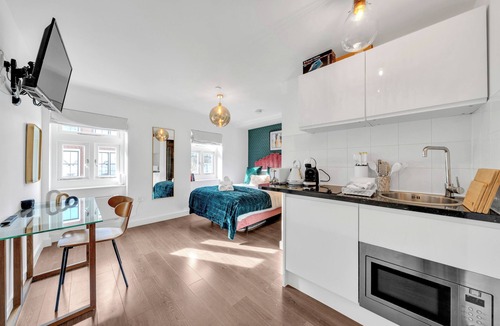 Barbican Apartment | Designer Studio: Explore the City from a Luxe Base