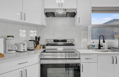 Crescent Heights House | Designer Studio with City view