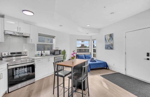 Crescent Heights House | Designer Studio with City view