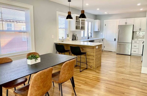 Arlington Condo | Designer Style 3Br, King Bed, W/D,Parking,Spotless