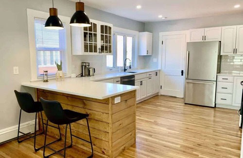 Arlington Condo | Designer Style 3Br, King Bed, W/D,Parking,Spotless