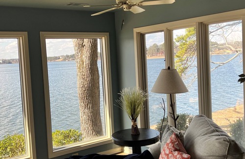 Mid America Cottage | Designer-styled waterfront cottage 5 min to Races