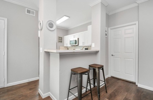 Uptown Apartment | Designer Themed 2 Bedroom GEM by the Galleria