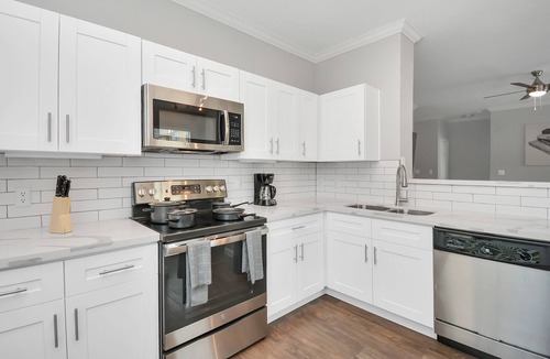 Uptown Apartment | Designer Themed 2 Bedroom GEM by the Galleria