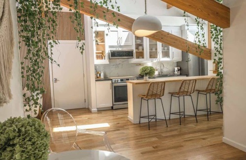 Fairfield Apartment | Designer Treehouse with Spa Bath