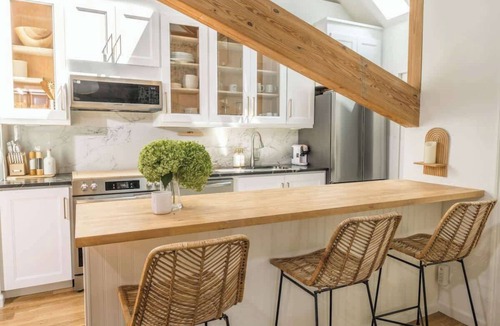 Fairfield Apartment | Designer Treehouse with Spa Bath