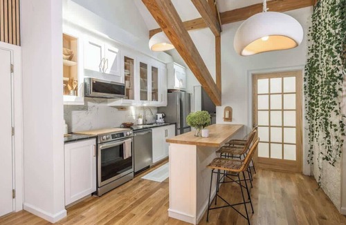 Fairfield Apartment | Designer Treehouse with Spa Bath