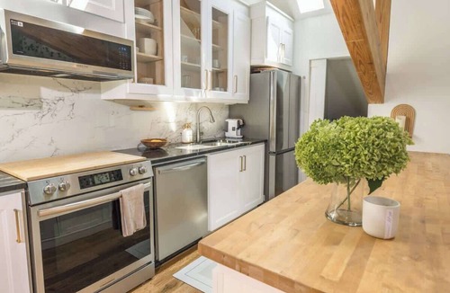 Fairfield Apartment | Designer Treehouse with Spa Bath